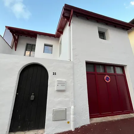 Maison Rénovée Avec Patio à Pied