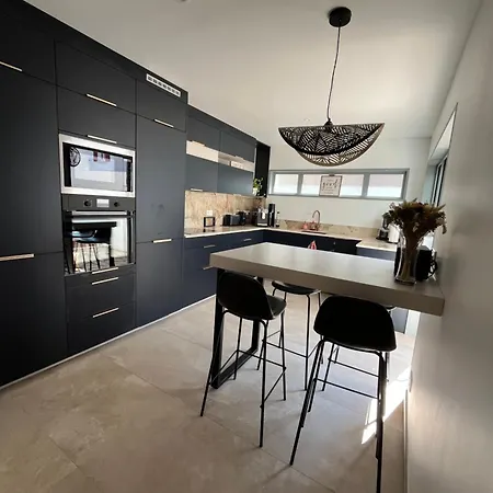 Maison Rénovée Avec Patio à Pied Villa