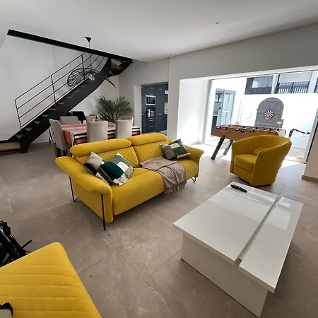 Maison Rénovée Avec Patio à Pied Villa *